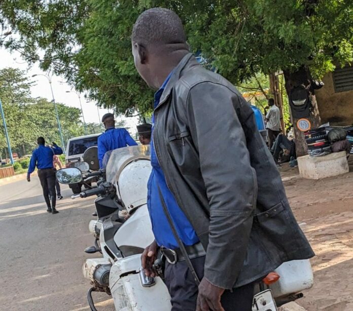 Mali : les réseaux sociaux interdits aux hommes en uniforme